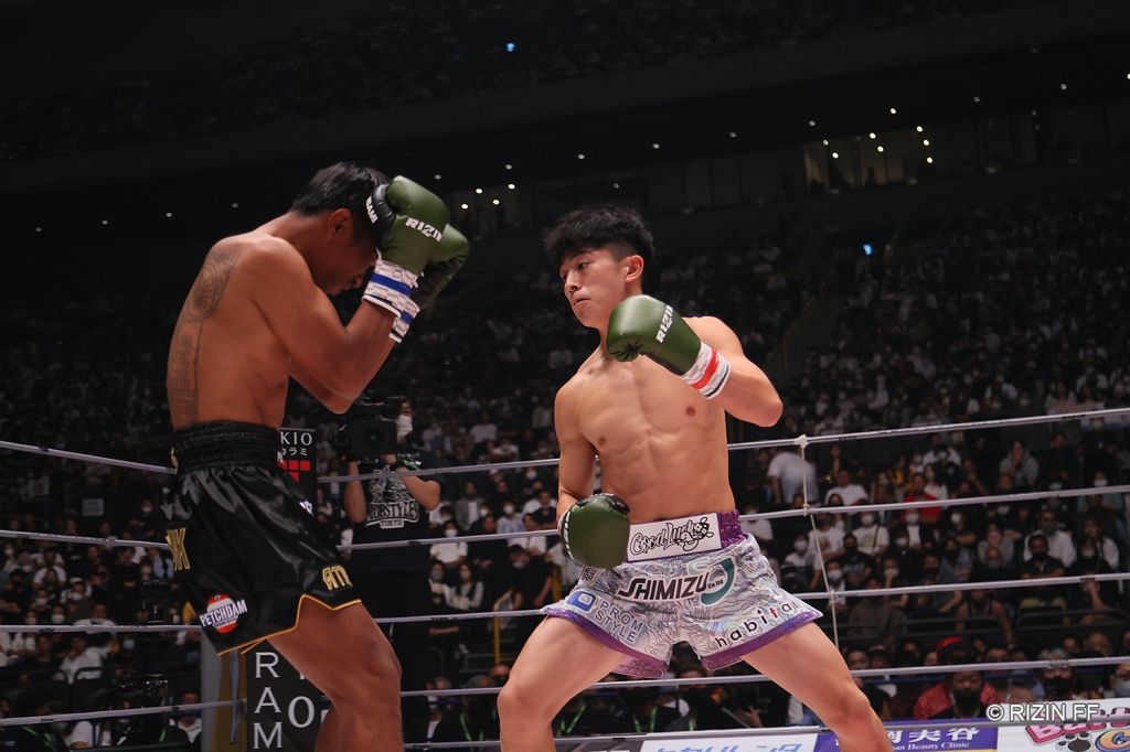 Yoshinari Nadaka loads up for a punch against a shelled up Bandasak So Trakunpet.